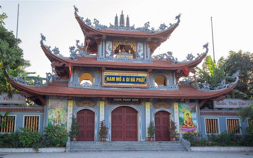 Cổng Tam Quan có thiết kế cao 3 tầng, mái được uốn cong kiểu đình chùa Bắc Bộ.